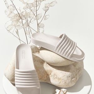 ReSlide in Pearl by girlfriend collective